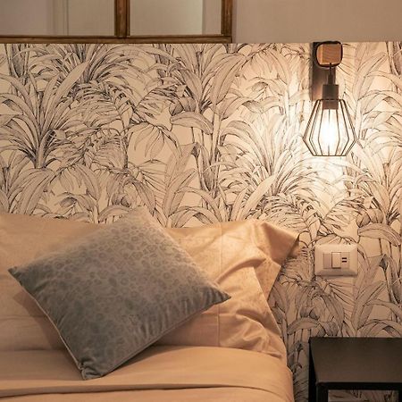 Elegant Design Apartment In Historical City Center Катания Екстериор снимка