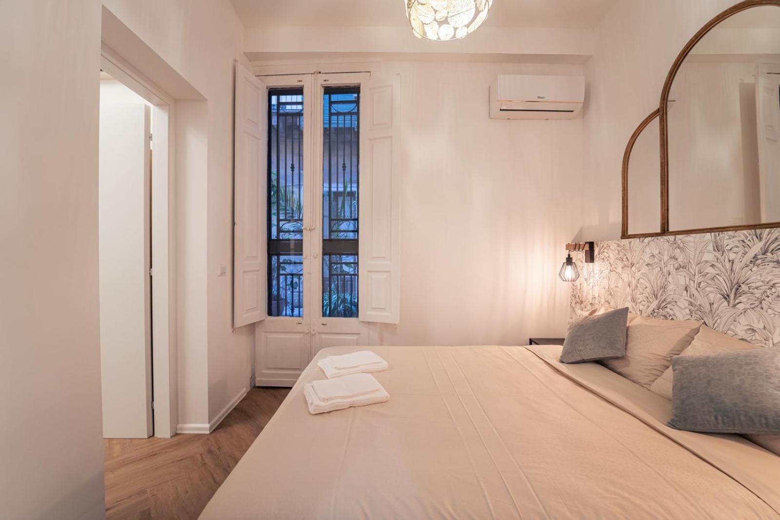 Elegant Design Apartment In Historical City Center Катания Екстериор снимка