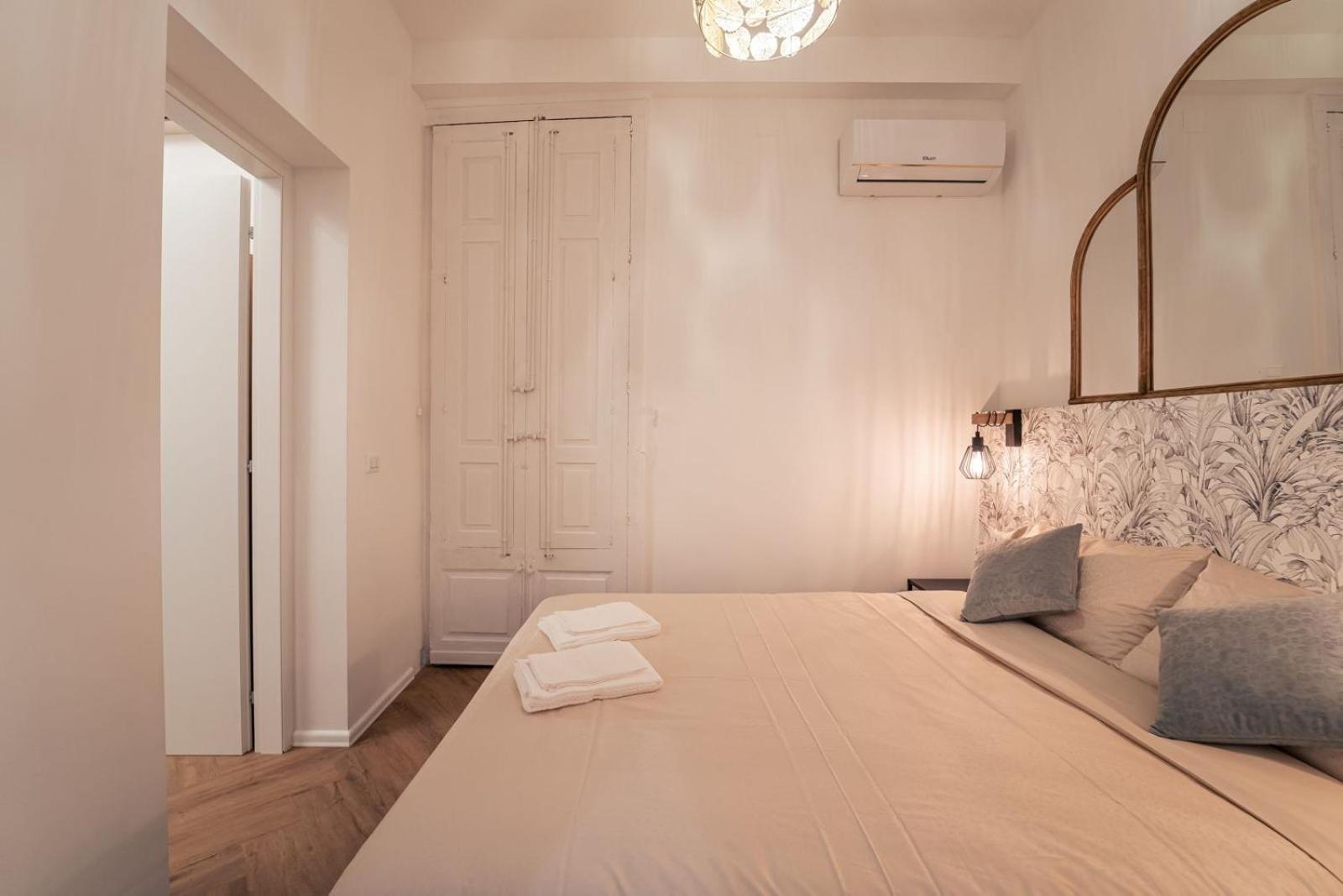 Elegant Design Apartment In Historical City Center Катания Екстериор снимка