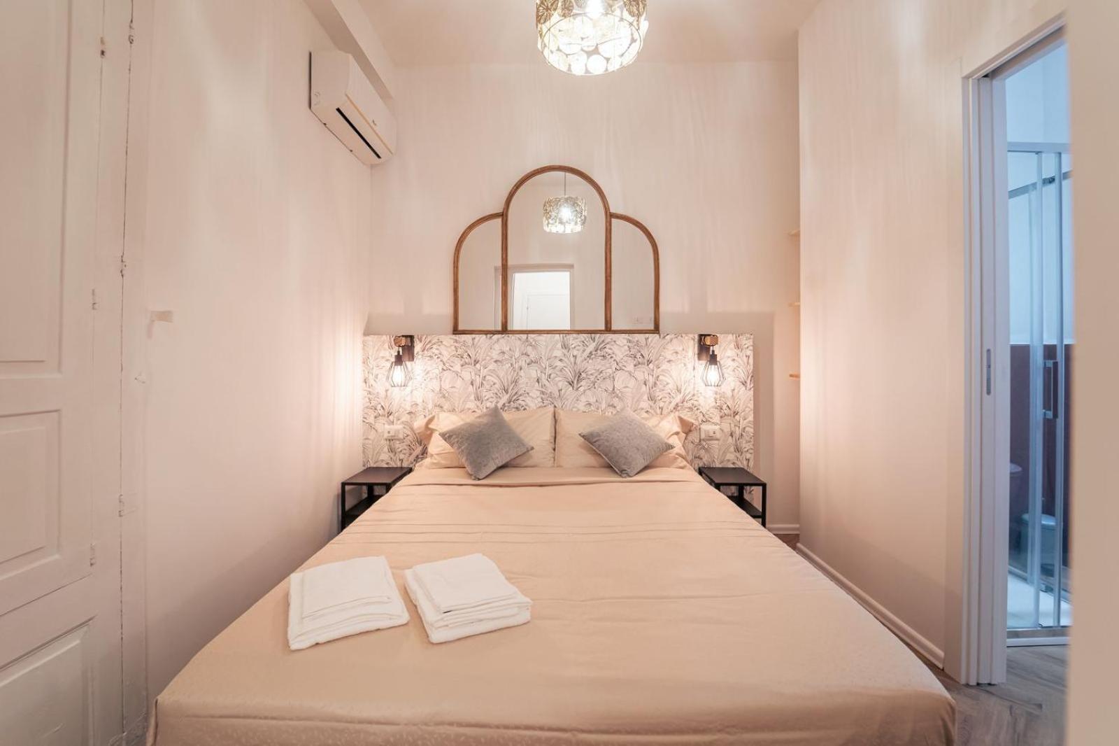 Elegant Design Apartment In Historical City Center Катания Екстериор снимка
