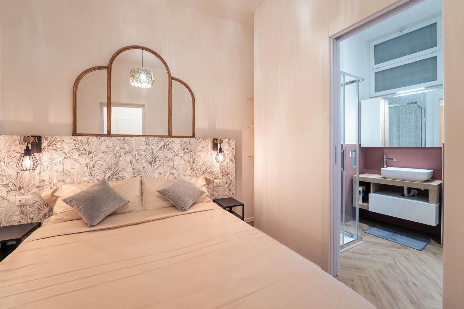 Elegant Design Apartment In Historical City Center Катания Екстериор снимка